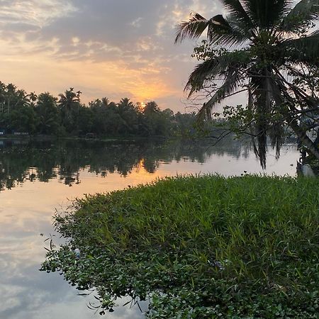 Sunsets And Palm Trees Bed & Breakfast Alappuzha Exterior foto
