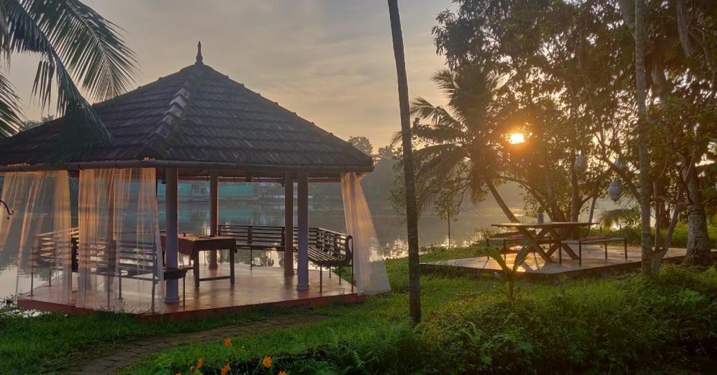 Sunsets And Palm Trees Bed & Breakfast Alappuzha Exterior foto