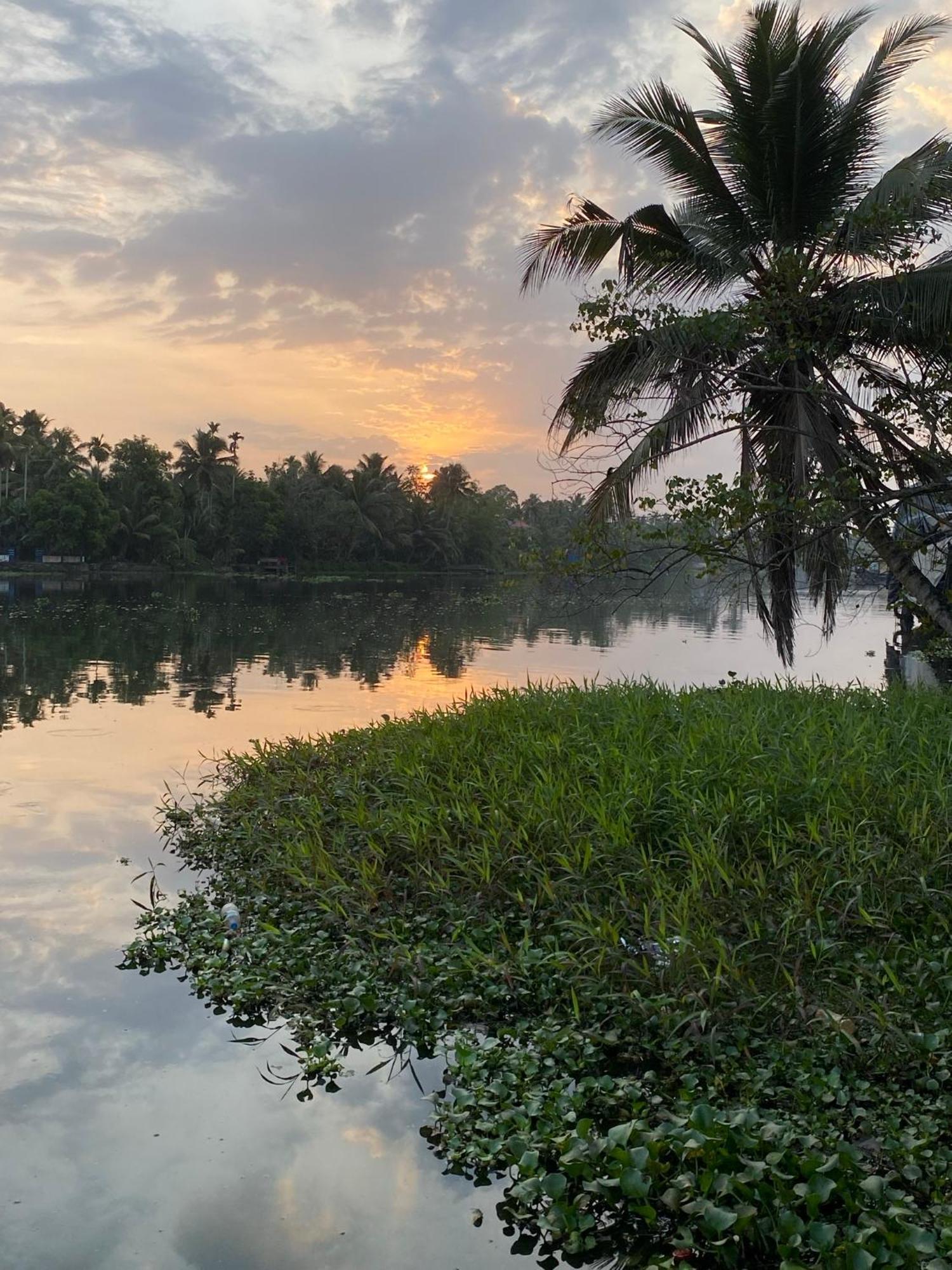 Sunsets And Palm Trees Bed & Breakfast Alappuzha Exterior foto